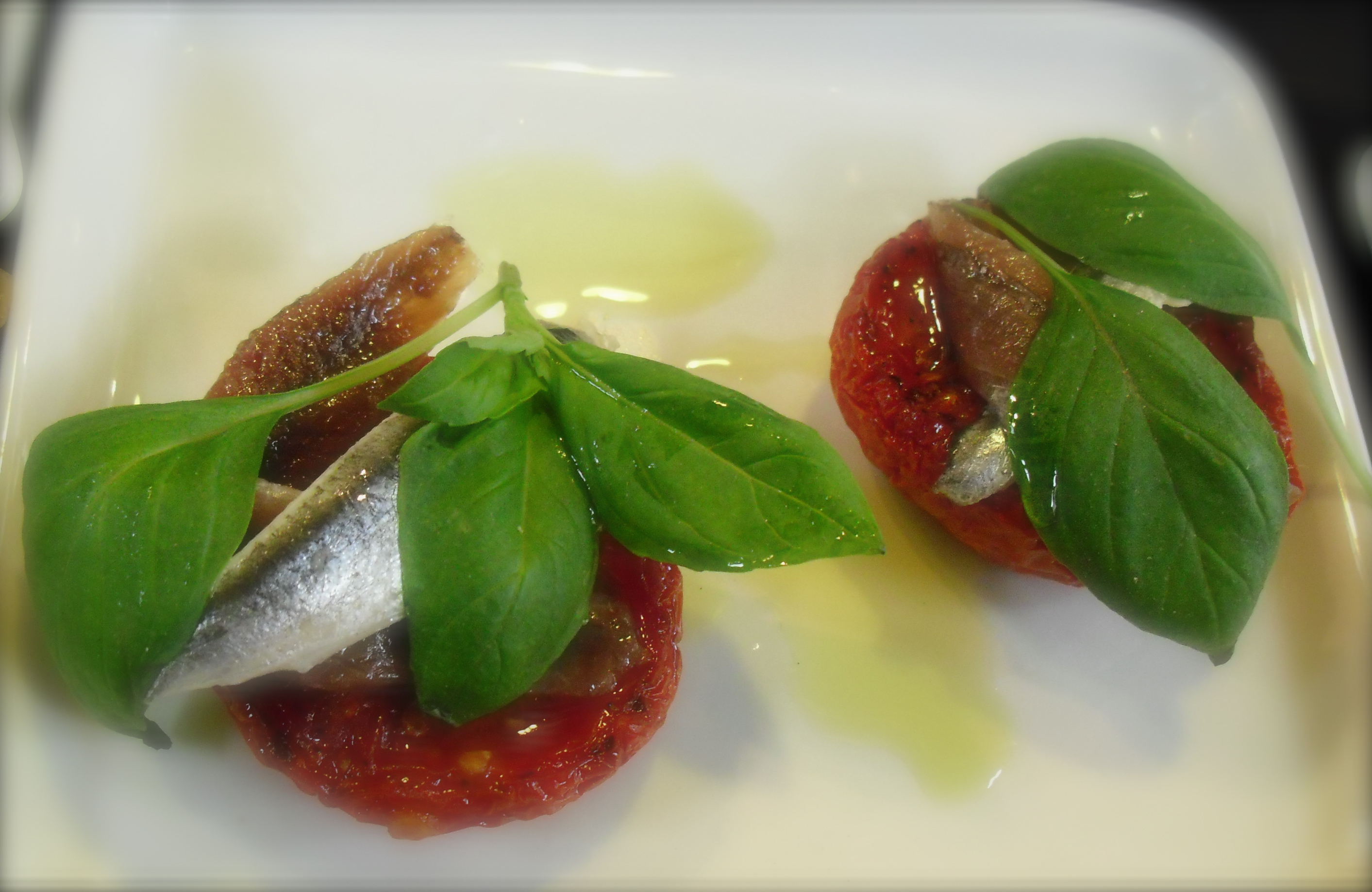 Tørret tomat med ansjos og basilikum på toppen og lækker olivenolie